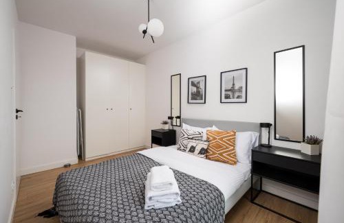 Bialoleka Apartamento | Sage Green Stylish Apartment by BookingHost