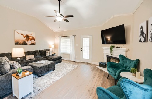 Saginaw Casa | Saginaw Home w/ Fenced Yard: 11 Mi to Fort Worth!