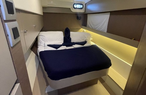 Road Town Alquiler De Eote | Sail Away in Style: Rent Our Luxurious Bali Catspace Catamaran for a Dream Vacay
