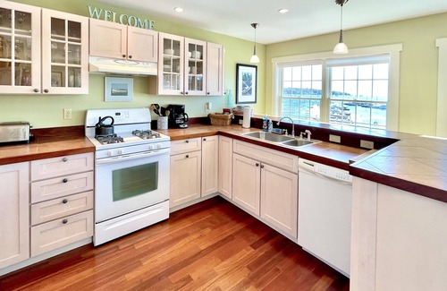 Boothbay Harbor Apartamento | Sail Loft - Exclusivo frente al mar en un muelle! El centro de Boothbay Harbor!