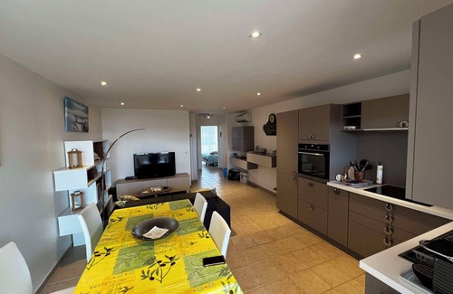 Saint-Cyprien Plage Apartamento | Saint Cyprien, Beautiful, Fully renovated 2-bedroom Apt with WiFi, AC, Pool.