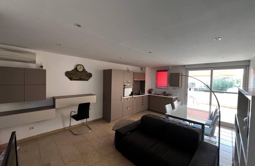 Saint-Cyprien Plage Apartamento | Saint Cyprien, Beautiful, Fully renovated 2-bedroom Apt with WiFi, AC, Pool.