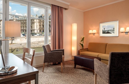 Quartier de la Monnaie Apartamento | Saint Germain 1 Bedroom Apartment With Seine