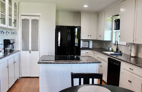 Myra Casa | Saint Jo Retreat with Pool, Hot Tub, & Scenic Views - Near Winery