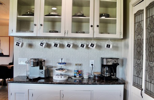 Myra Casa | Saint Jo Retreat with Pool, Hot Tub, & Scenic Views - Near Winery