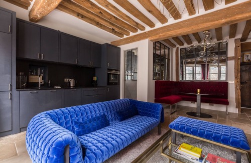 Les Iles Apartamento | Sobresaliente, artístico 1BR Home en el cuarto, a orillas del Sena, por Veeve