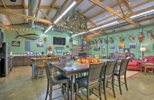 Saint Matthews Apartamento | Saint Matthews Outlaw Gameroom with Fire Pit!