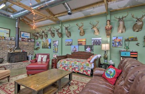 Saint Matthews Apartamento | Saint Matthews Outlaw Gameroom with Fire Pit!