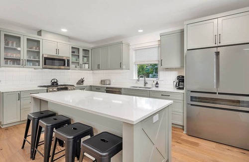 King City Casa | Saint Simons | Hot Tub | Walk to Pier & Beach