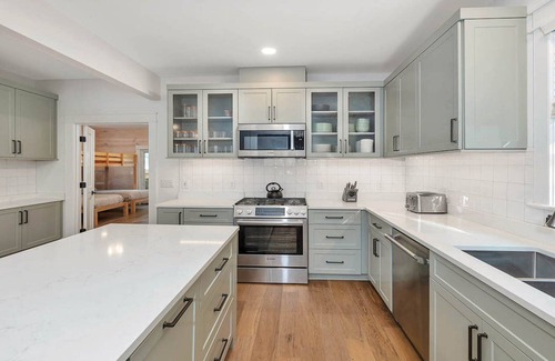 King City Casa | Saint Simons | Hot Tub | Walk to Pier & Beach
