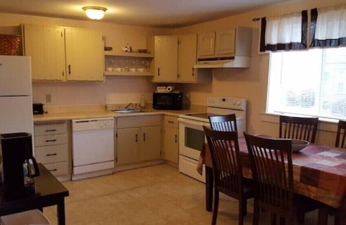 Beverly Apartamento | Salem/Beverly Summer on the north shore! A spacious place in a great location!