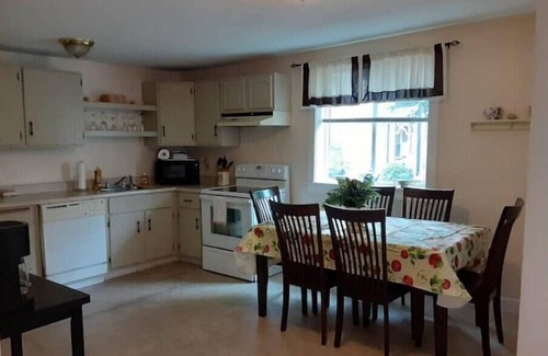 Beverly Apartamento | Salem/Beverly Summer on the north shore! A spacious place in a great location!