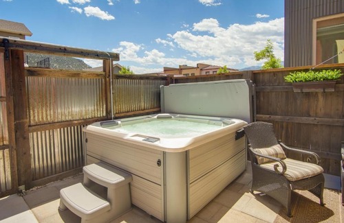 Salida Apartamento | Salida Oasis 1 Mi to Town, Mountain View, Hot Tub
