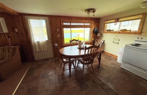 Port Ontario Cabaña | Salmon River Waterfront Cottage (w / hoja de barco disponible)