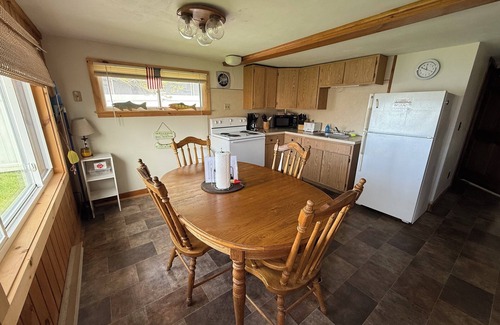 Port Ontario Cabaña | Salmon River Waterfront Cottage (w / hoja de barco disponible)