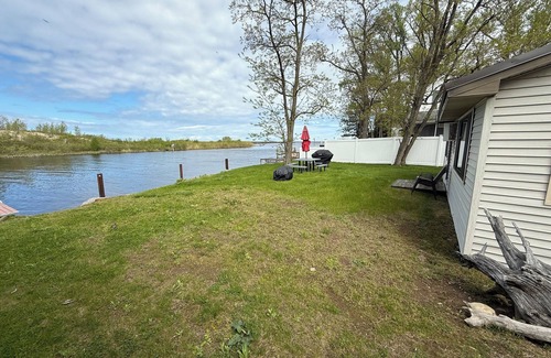 Port Ontario Cabaña | Salmon River Waterfront Cottage (w / hoja de barco disponible)
