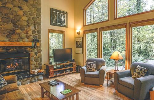 Brightwood Casa | Salmonberry Retreat - Meredith Lodging