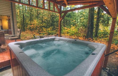 Brightwood Casa | Salmonberry Retreat - Meredith Lodging