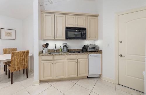 Demere Park Condominio | Salt Air Villas #214 | Close to Beach | Pool & Gate Community