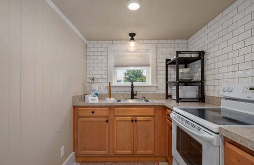 Nags Head Apartamento | Salt & Light: Charming Contemporary Studio, Dog-friendly and Close to the Beach!