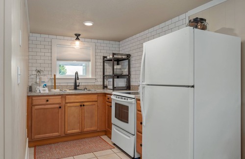 Nags Head Apartamento | Salt & Light: Charming Contemporary Studio, Dog-friendly and Close to the Beach!