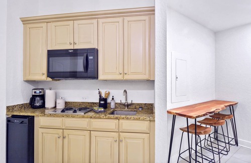 Demere Park Condominio | Salt Therapy! Large Studio Unit w/ extra bedroom