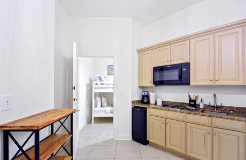Demere Park Condominio | Salt Therapy! Large Studio Unit w/ extra bedroom