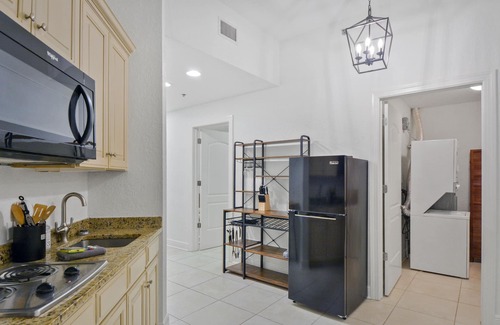 Demere Park Condominio | Salt Therapy! Large Studio Unit w/ extra bedroom