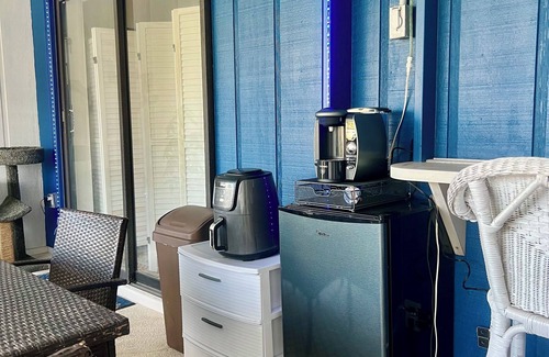 Englewood East Apartamento | Come and enjoy a relaxing pool oasis close to the beach.