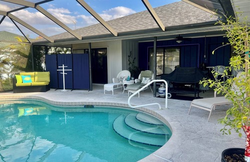 Englewood East Apartamento | Come and enjoy a relaxing pool oasis close to the beach.