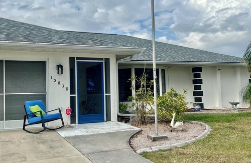Englewood East Apartamento | Come and enjoy a relaxing pool oasis close to the beach.
