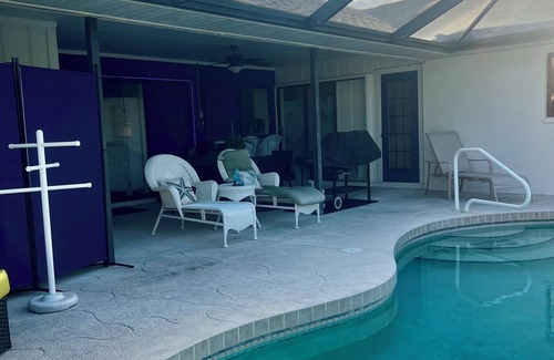 Englewood East Apartamento | Come and enjoy a relaxing pool oasis close to the beach.