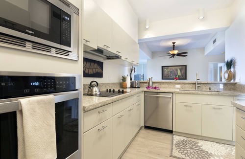 Waikoloa Condominio | ** Vista al mar ** Lanai envolvente ** A pie de tiendas y restaurantes ** ¡5 estrellas!