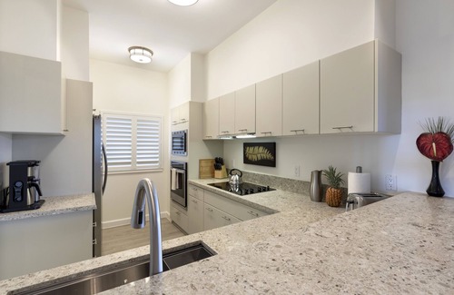 Waikoloa Condominio | ** Vista al mar ** Lanai envolvente ** A pie de tiendas y restaurantes ** ¡5 estrellas!