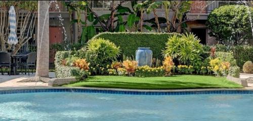 Houston Apartamento | Saltwater Pool 2BR Near Galleria Walkable, Stylish & Central Marquee Uptown