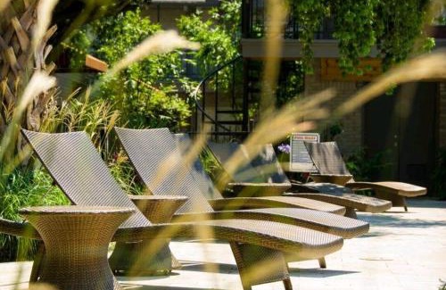 Houston Apartamento | Saltwater Pool 2BR Near Galleria Walkable, Stylish & Central Marquee Uptown