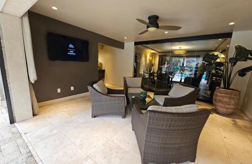 Houston Apartamento | Saltwater Pool 2BR Near Galleria Walkable, Stylish & Central Marquee Uptown