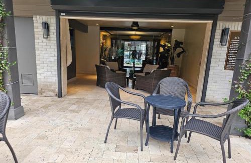 Houston Apartamento | Saltwater Pool 2BR Near Galleria Walkable, Stylish & Central Marquee Uptown