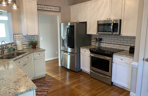 Myrtle Grove Casa | Saltwater Pool-Hottub-4 BR 3 BA-King beds-7 miles to the Beach!