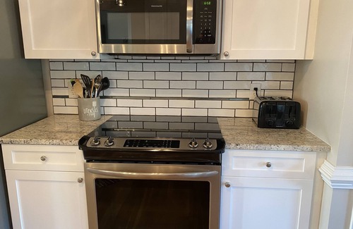 Myrtle Grove Casa | Saltwater Pool-Hottub-4 BR 3 BA-King beds-7 miles to the Beach!