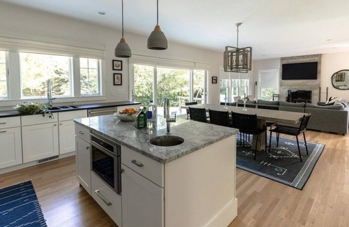 Portsmouth Casa | Saltwater pool walk to beach private estate