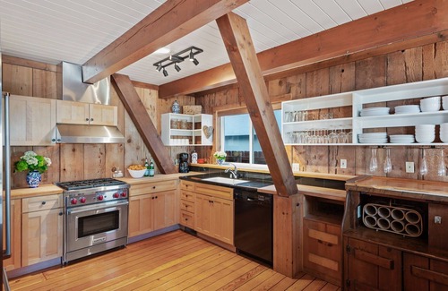 Ventura Casa | Saltwood Cabin - Oceanfront Bliss