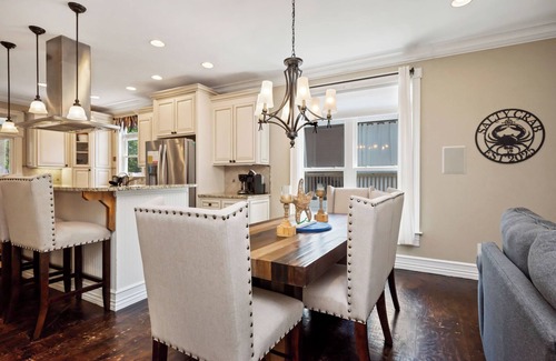 Tranquil Harbour Casa | Salty Crab: Elegant Home Close to Waterway, Parks, Beach