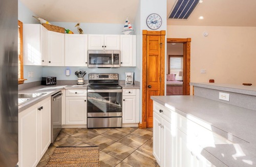 Monteray Shores Casa | Salty Paws. Pet Friendly. Minutes to Beach. Ocean Views.
