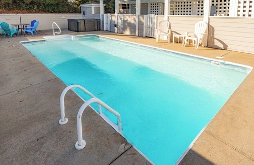 Monteray Shores Casa | Salty Paws. Pet Friendly. Minutes to Beach. Ocean Views.