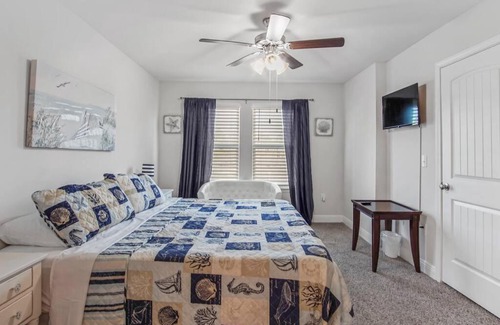 Thomas Drive Casa | Salty Shell Cottage. Spacious 3 bed,2 1/2 bath with pool.