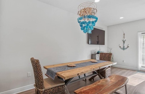 Thomas Drive Casa | Salty Shell Cottage. Spacious 3 bed,2 1/2 bath with pool.