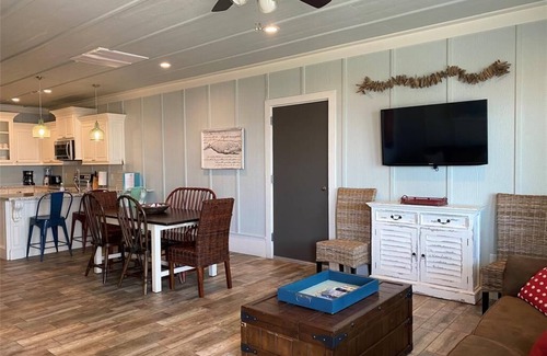 Crystal Beach Casa | Salty Suites, beachfront, opt golf cart