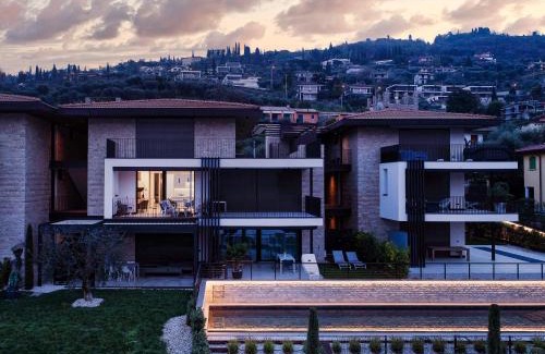 Torri del Benaco Apartamento | SalvatoreHomes - Luxurious Dreamview Waterfront Apartment in Torri del Benaco with Pool - Casa Azura - a 5 Star Luxury Collection at Lake Garda