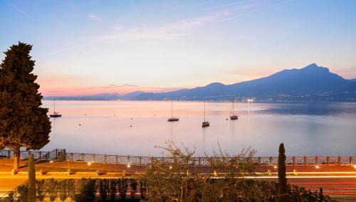 Torri del Benaco Apartamento | SalvatoreHomes - Luxurious Dreamview Waterfront Apartment in Torri del Benaco with Pool - Casa Azura - a 5 Star Luxury Collection at Lake Garda